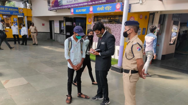 मुंबई- रेलवे में अब टिकट जांच करनेवाले अधिकारी ऑनलाइन वसूलेंगे जुर्माना
