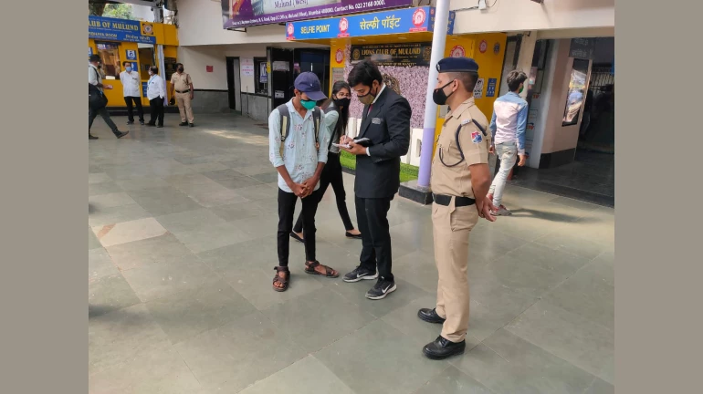 मुंबई-  बिना टिकट यात्रियों में गिरावट