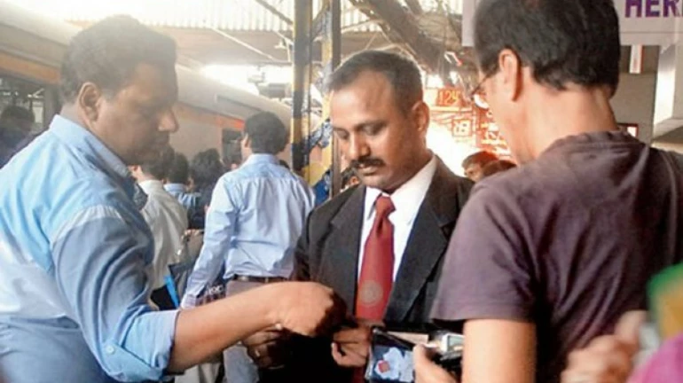 मध्य रेलवे पर टिकट चेकर्स को मिले बॉडी कैमरा