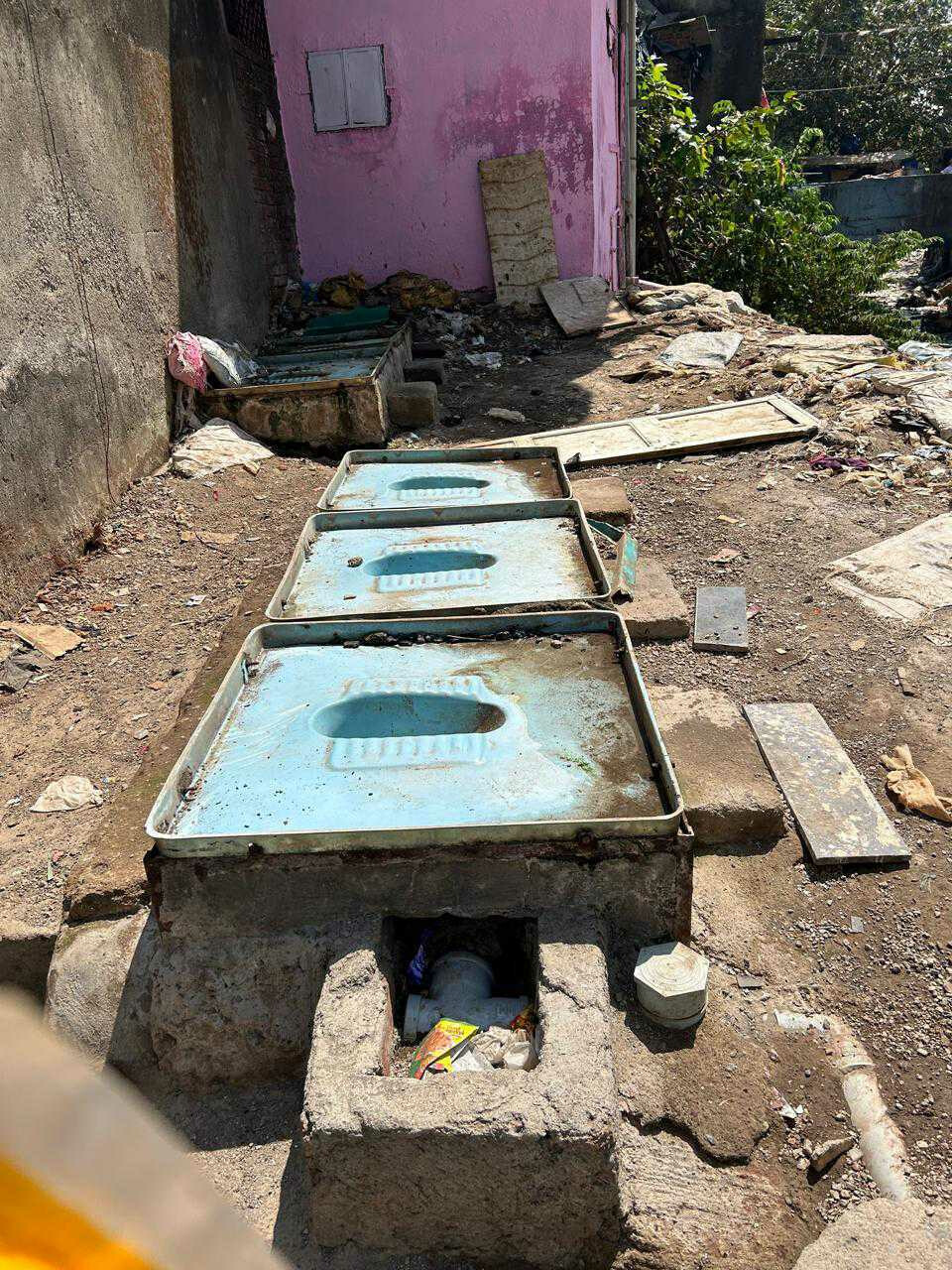 'हर घर शौचालय' का नारा देने वाले प्रधानमंत्री के राज में ही चोरी हो रहे शौचालय!