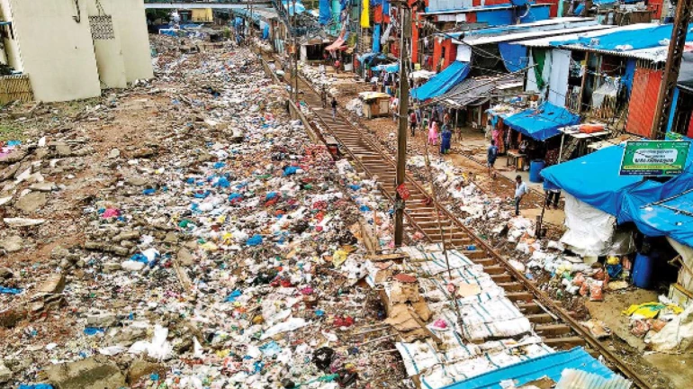 मुंबई-  रेल पटरियों पर झुग्गियों के पुनर्वास की मांग मुंबई-  रेल पटरियों पर झुग्गियों के पुनर्वास की मांग