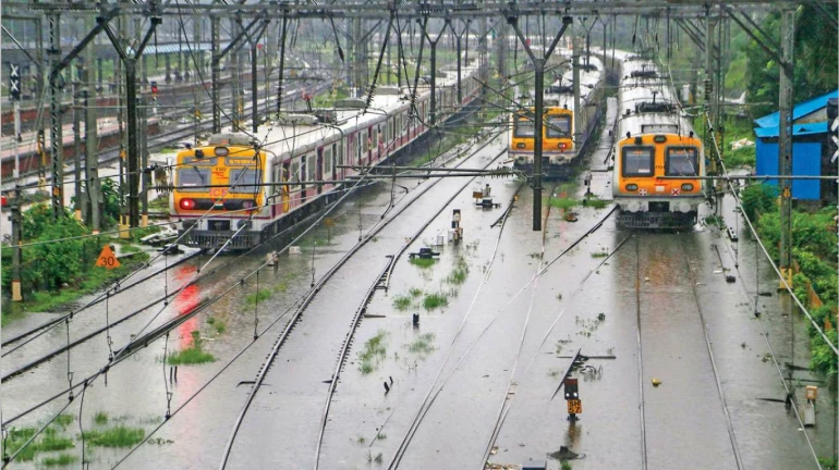 रुळांवर पाणी साचलं; मध्य, हॉर्बर मार्गावरील लोकल सेवा खंडीत रुळांवर पाणी साचलं; मध्य, हॉर्बर मार्गावरील लोकल सेवा खंडीत