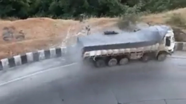 मुंबई-पुणे हाईवे पर ट्रक का ब्रेक फेल मुंबई-पुणे हाईवे पर ट्रक का ब्रेक फेल