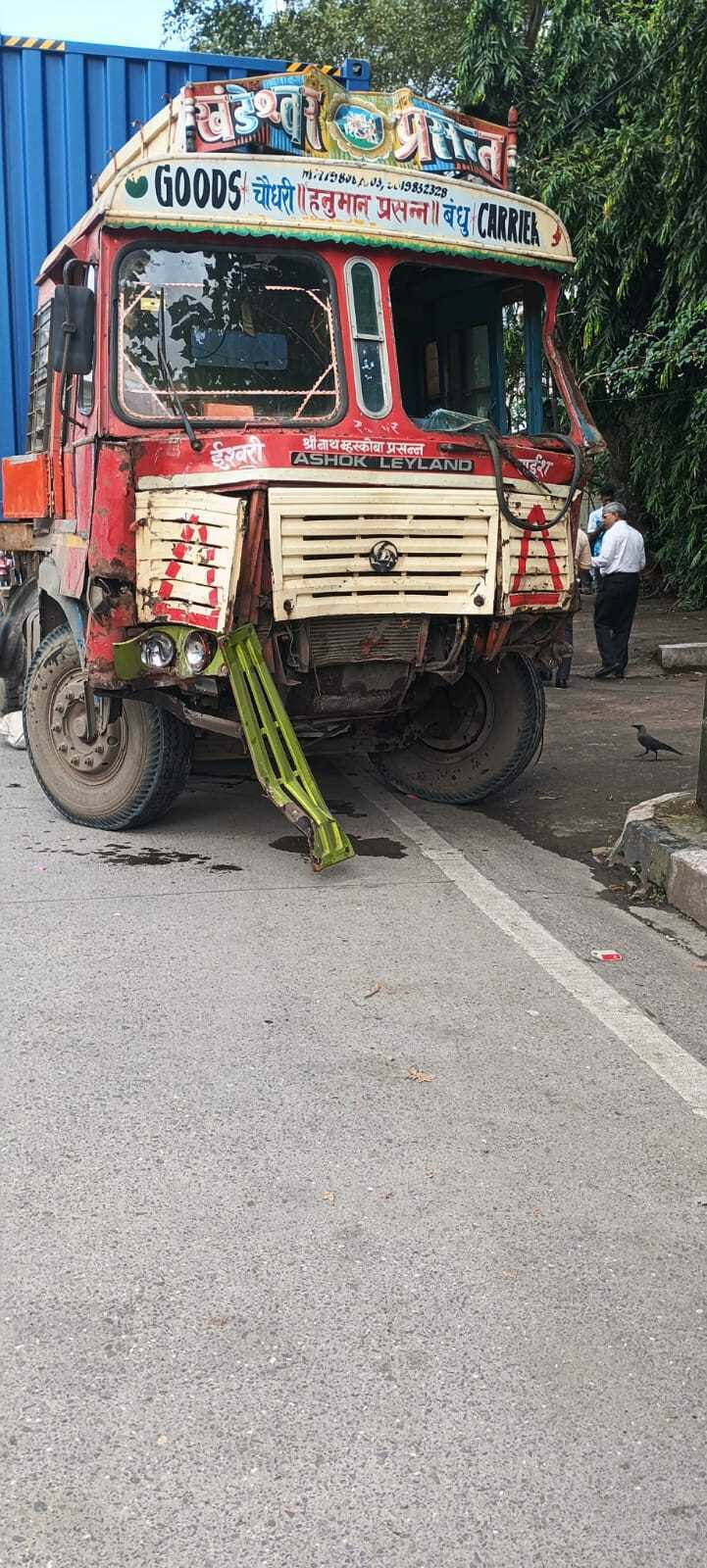 प्रभादेवी भागात कंटेनरचा अपघात