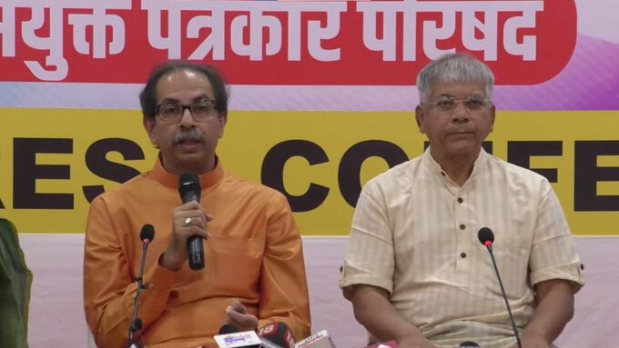 उद्धव ठाकरे और प्रकाश आंबेडकर के बीच गठबंधन