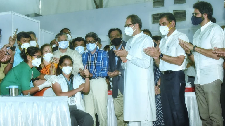 महाराष्ट्रात पहिल्या दिवशी ६४ टक्के आरोग्य कर्मचाऱ्यांचं लसीकरण