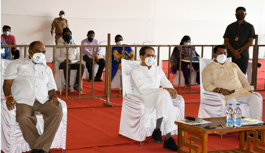 मी प्रत्यक्ष जमिनीवर उतरून पाहणी करतोय, उद्धव ठाकरेंचा मोदींवर निशाणा