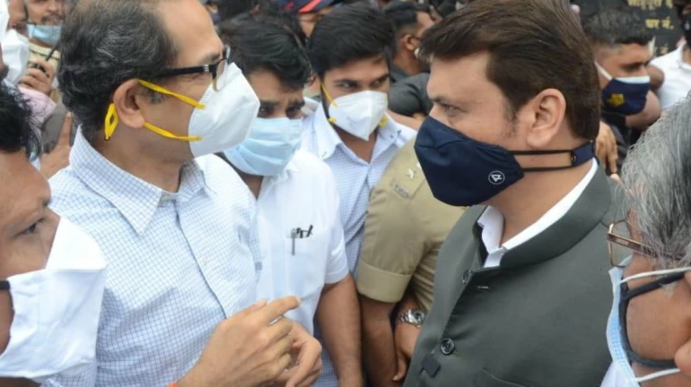 पूरग्रस्त भागांची पाहणी करताना उद्धव ठाकरे-फडणवीस आमने-सामने पूरग्रस्त भागांची पाहणी करताना उद्धव ठाकरे-फडणवीस आमने-सामने