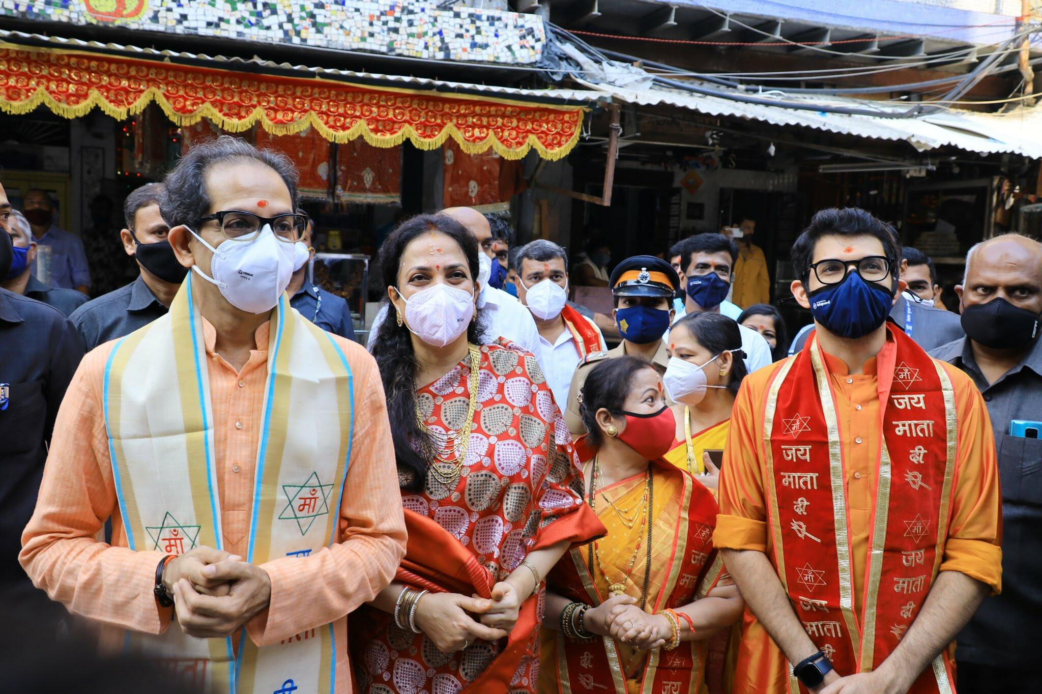 मुख्यमंत्री उद्धव ठाकरेंनी सहकुटुंब घेतले मुंबादेवीचे दर्शन