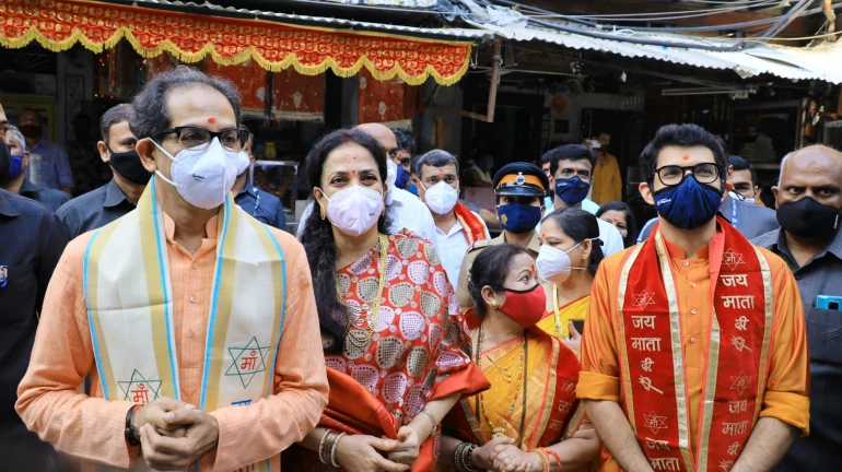 फोटो गैलरी- मुख्यमंत्री उद्धव ठाकरे ने अपने परिवार के साथ मुंबादेवी में किया दर्शन फोटो गैलरी- मुख्यमंत्री उद्धव ठाकरे ने अपने परिवार के साथ मुंबादेवी में किया दर्शन