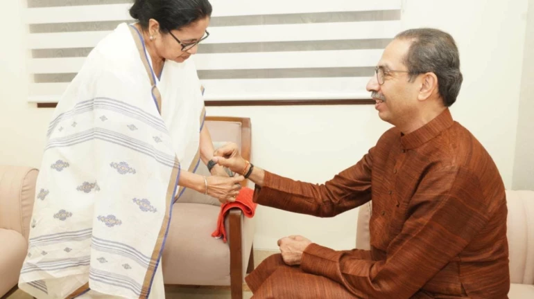 West Bengal CM Mamata Banerjee ties Rakhi to Uddhav Thackeray and Aaditya Thackeray West Bengal CM Mamata Banerjee ties Rakhi to Uddhav Thackeray and Aaditya Thackeray