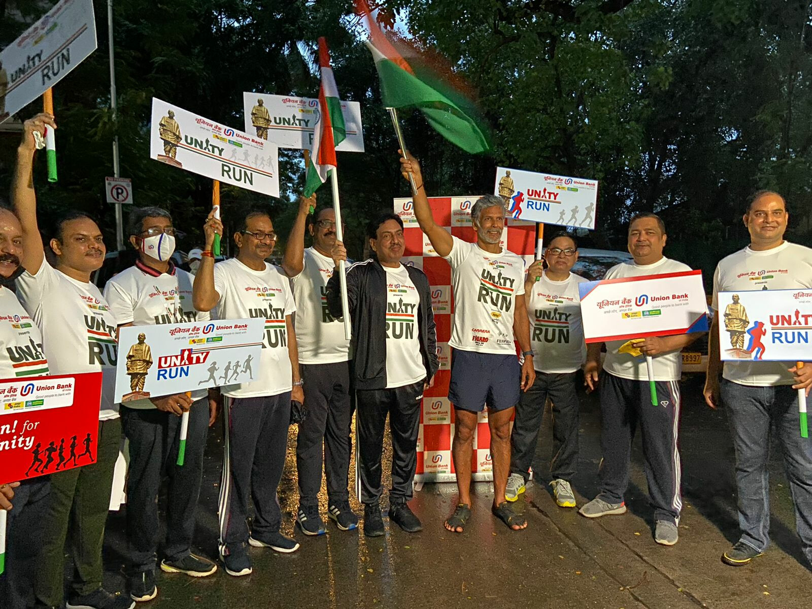 Milind Soman flags off the Unity Run from Shivaji Park, Mumbai