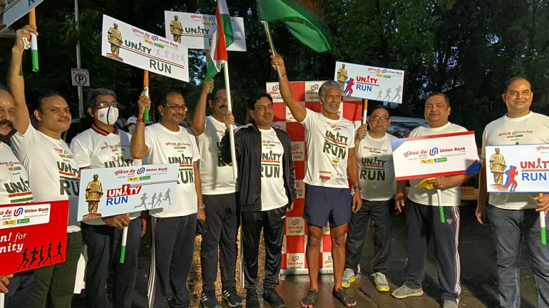 Milind Soman flags off the Unity Run from Shivaji Park, Mumbai