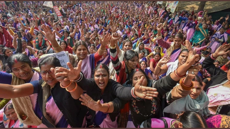Women's Day : महिना केवळ 1650 रुपये मानधन, 'आशा' वर्कर्सची होतेय निराशा