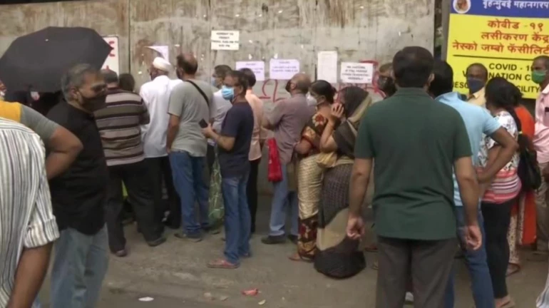 लसीकरण केंद्र कोरोना प्रसारक मंडळं होऊ नये, मुख्यमंत्र्यांनी व्यक्त केली भीती लसीकरण केंद्र कोरोना प्रसारक मंडळं होऊ नये, मुख्यमंत्र्यांनी व्यक्त केली भीती