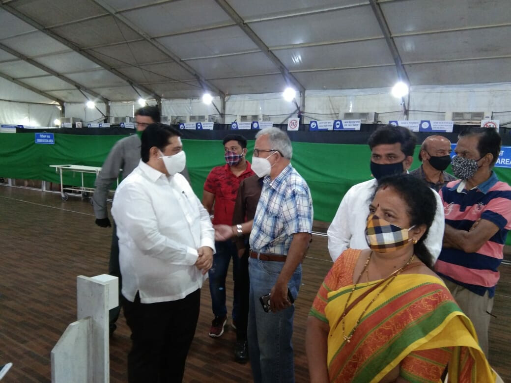 वैक्सीनेशन सेंटर पर पहुंचे  बीजेपी  सांसद मनोज कोटक