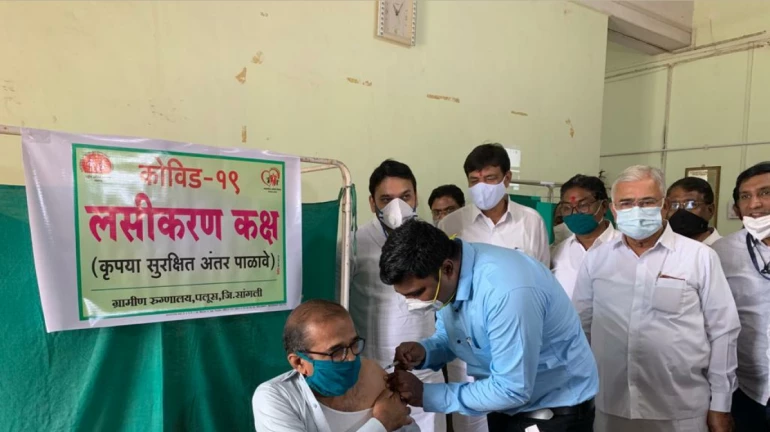 बीएमसी मुंबई में और अधिक टीकाकरण केंद्रों को बंद करने पर कर रही है विचार