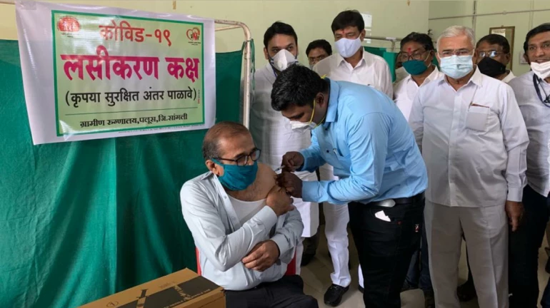 कोविड लसीचा दुसरा डोस घेतलेल्या ४५ वर्षीय इसमाचा मृत्यू कोविड लसीचा दुसरा डोस घेतलेल्या ४५ वर्षीय इसमाचा मृत्यू