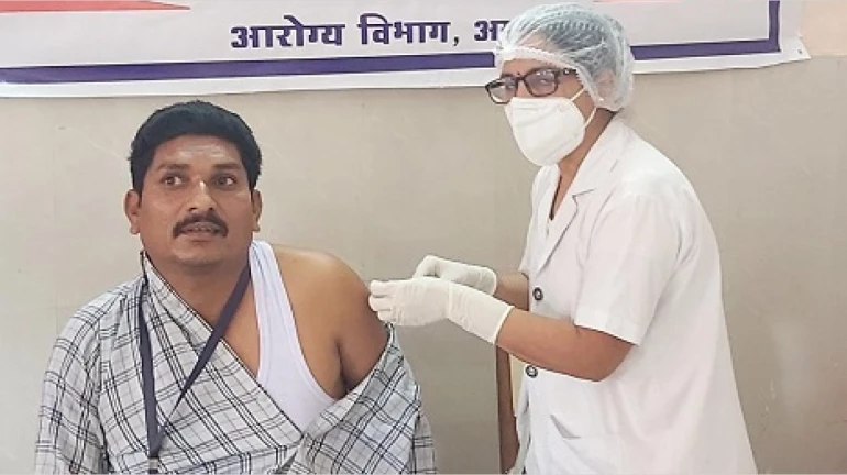 मुंबई में अब तक लगभग 59,000 स्वास्थ्य कर्मचारियों ने टीकाकरण किया है