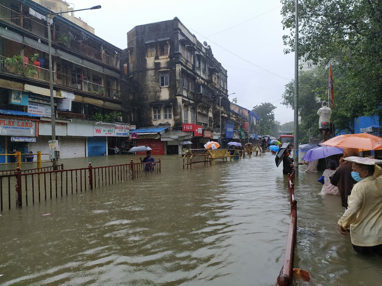 मुंबईतील पूर म्हणजे नेहमीचाच पावसाळा??