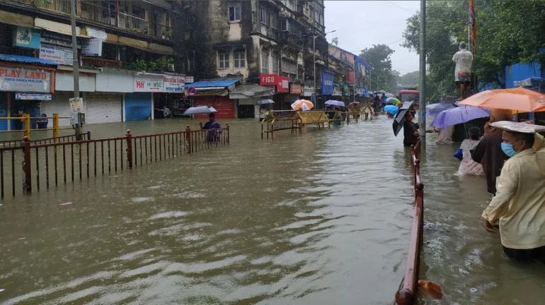 मुंबईतील पूर म्हणजे नेहमीचाच पावसाळा?? मुंबईतील पूर म्हणजे नेहमीचाच पावसाळा??