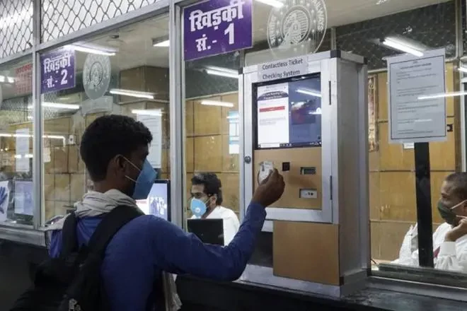 यात्रियों के चेक-इन के लिए QR कोड स्कैनर मशीन गेट