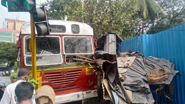 BEST Bus rams into traffic signal at Chembur BEST Bus rams into traffic signal at Chembur