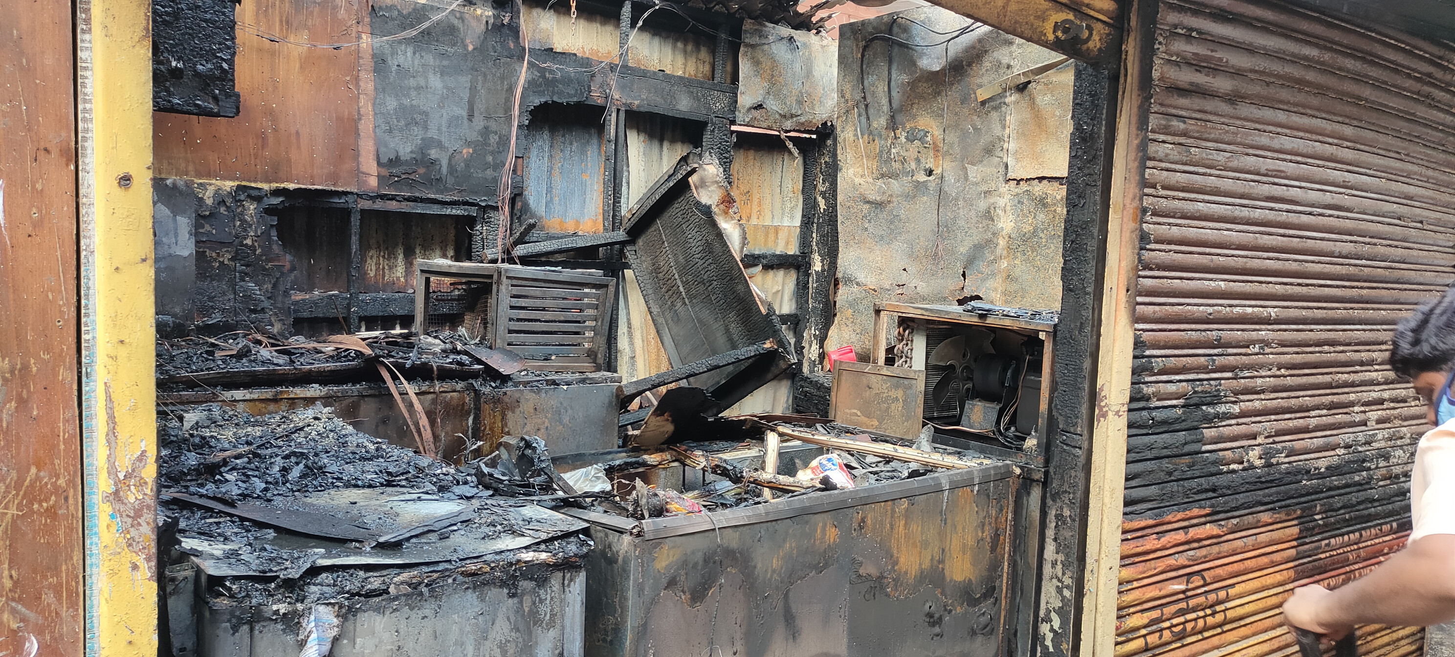 दादरमधील अगरबाजार परिसरात मोठी आग