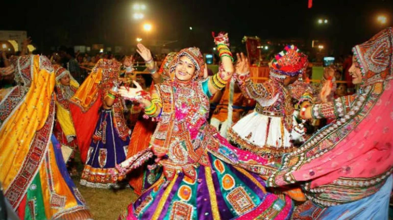 मीरा रोडमधील सोसायटीतील गरबा कार्यक्रमात अंडी, टोमॅटो फेकली मीरा रोडमधील सोसायटीतील गरबा कार्यक्रमात अंडी, टोमॅटो फेकली