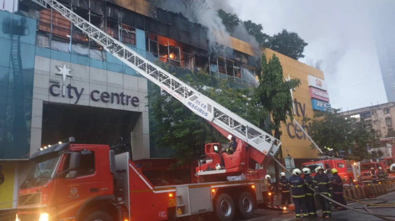 नागपाड्यातील मॉलला लागलेल्या आगीत अग्निशमन दलाचे २ जवान जखमी