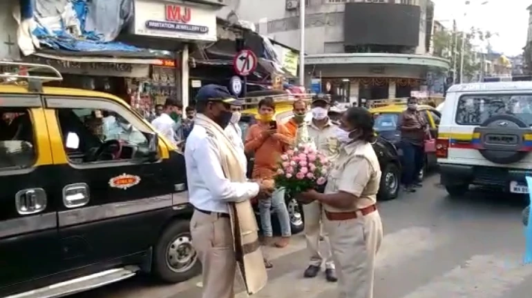 'त्या' ट्रॅफिक हवालदाराचा भररस्त्यात महिला एसीपींकडून सन्मान 'त्या' ट्रॅफिक हवालदाराचा भररस्त्यात महिला एसीपींकडून सन्मान