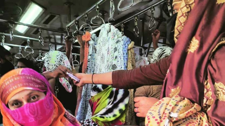 Mumbai Local: रेलवे ने फेरीवालों के खिलाफ लिया एक्शन, महिला कोच में बेचते थे सामान Mumbai Local: रेलवे ने फेरीवालों के खिलाफ लिया एक्शन, महिला कोच में बेचते थे सामान
