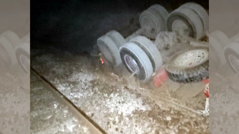 Truck falls off a RORO train on the Konkan Railway Line; driver escapes Truck falls off a RORO train on the Konkan Railway Line; driver escapes