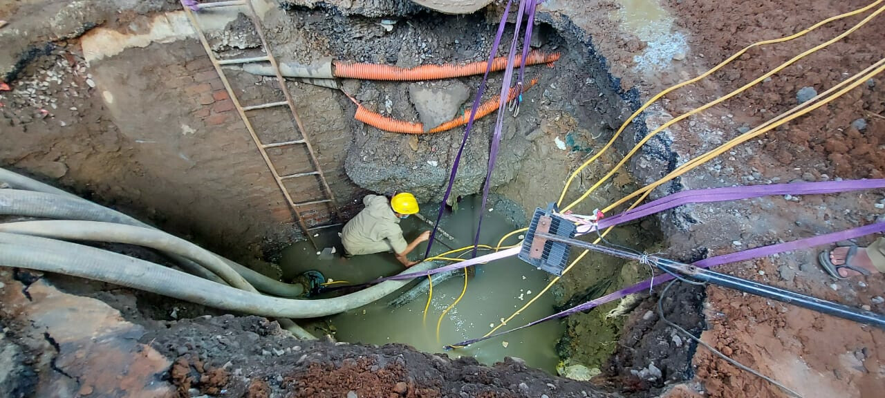 जी दक्षिण विभागात फुटली जलवाहिनी; दुरुस्तीच्या कामात कर्मचाऱ्यांना करावा लागतोय अडचणींचा सामना