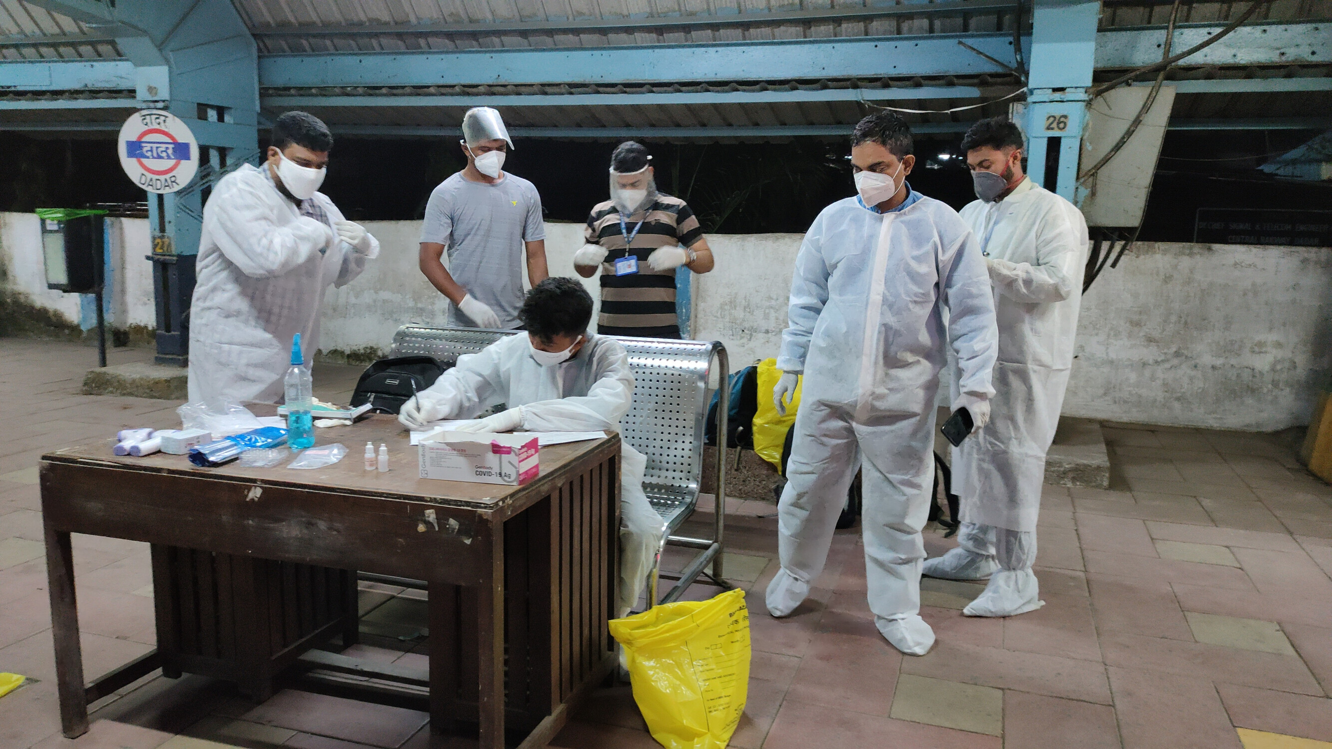 रेल्वे स्थानकात कोरोना चाचणी; पूर्वसूचना नसल्यानं प्रवाशांची गैरसोय