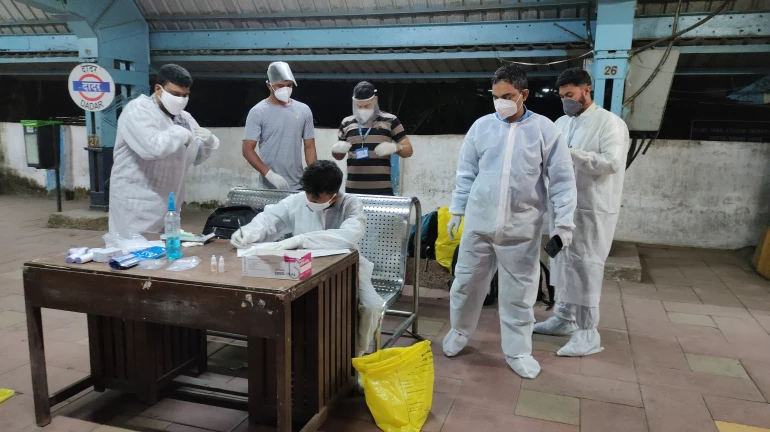 रेल्वे स्थानकात कोरोना चाचणी; पूर्वसूचना नसल्यानं प्रवाशांची गैरसोय रेल्वे स्थानकात कोरोना चाचणी; पूर्वसूचना नसल्यानं प्रवाशांची गैरसोय