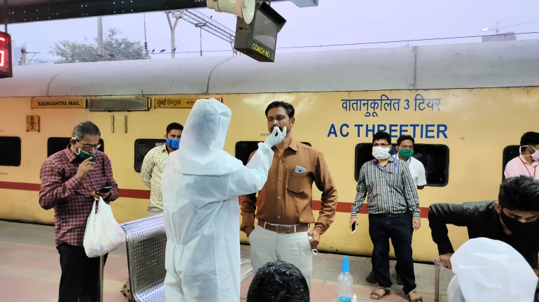 दादर स्टेशन पर कोरोना टेस्ट, एक शख्स की रिपोर्ट आई पॉजिटिव दादर स्टेशन पर कोरोना टेस्ट, एक शख्स की रिपोर्ट आई पॉजिटिव