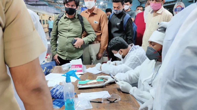 रेल्वे स्थानकांमध्ये ९,७७९ प्रवाशांच्या चाचण्या; १० प्रवाशांना कोरोनाची लागण रेल्वे स्थानकांमध्ये ९,७७९ प्रवाशांच्या चाचण्या; १० प्रवाशांना कोरोनाची लागण