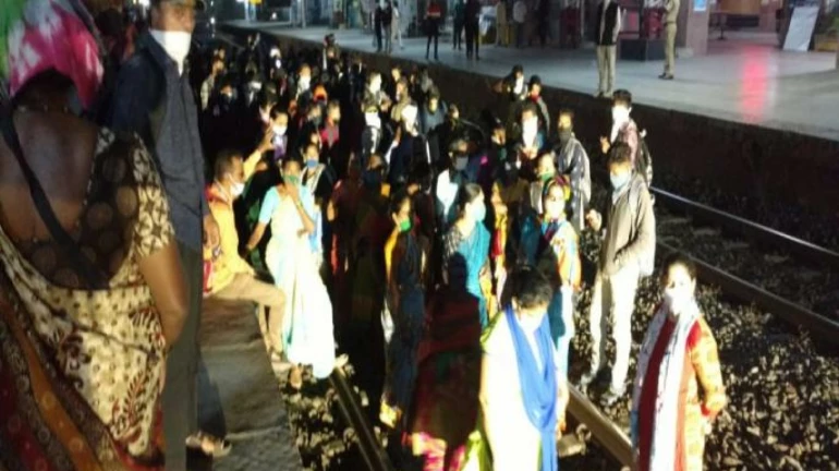 पालघर, सफाळे स्थानकात प्रवाशांचा रेल रोको पालघर, सफाळे स्थानकात प्रवाशांचा रेल रोको