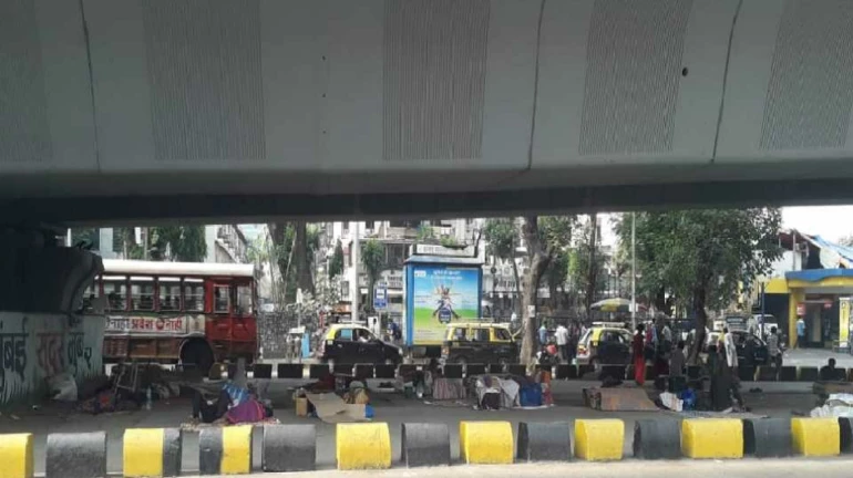 हिंदमाता पुलाखाली रुग्णांना राहण्यास बंदी हिंदमाता पुलाखाली रुग्णांना राहण्यास बंदी