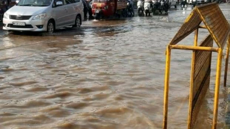 माहीम परिसरात फुटली जलवाहिनी; 'या' परिसरात पाणीपुरवठा नाही माहीम परिसरात फुटली जलवाहिनी; 'या' परिसरात पाणीपुरवठा नाही