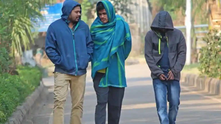 मुंबई में बढ़ी ठंडी, लोगों ने गर्म कपड़े निकले बाहर