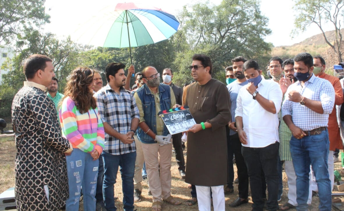 मनसे अध्यक्ष राज ठाकरे यांच्या हस्ते '८ दोन ७५ : फक्त इच्छाशक्ती हवी!' चित्रपटाचा मुहूर्त