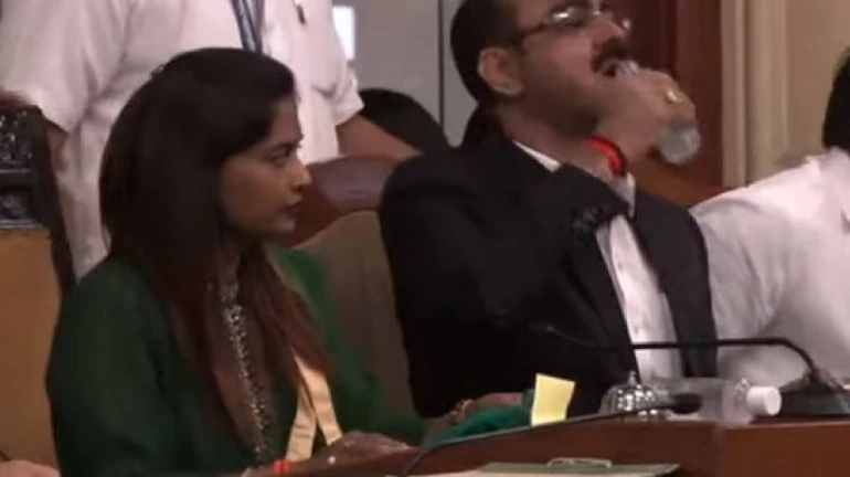 बापरे! महापालिका सहआयुक्त पाणी समजून प्यायले सॅनिटायझर बापरे! महापालिका सहआयुक्त पाणी समजून प्यायले सॅनिटायझर