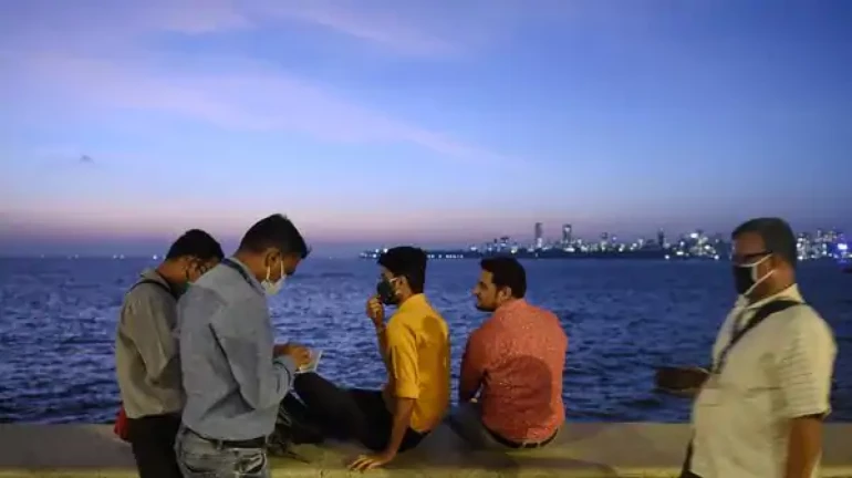 विनामास्क फिरणाऱ्या १४,१०० मुंबईकरांना दंड विनामास्क फिरणाऱ्या १४,१०० मुंबईकरांना दंड