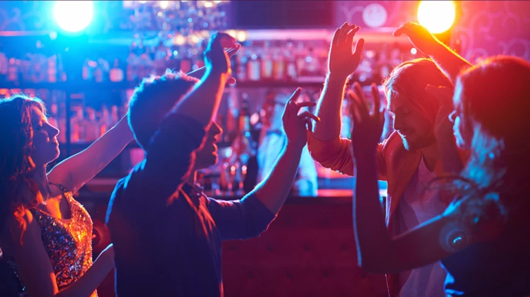 मुंबईतील 'या' बार-रेस्टॉरंटमधील २४५ जणांवर कारवाई मुंबईतील 'या' बार-रेस्टॉरंटमधील २४५ जणांवर कारवाई