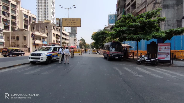 दादर परिसरात पोलिसांकडून नाकाबंदी, आतापर्यंत ६० जणांवर कारवाई दादर परिसरात पोलिसांकडून नाकाबंदी, आतापर्यंत ६० जणांवर कारवाई