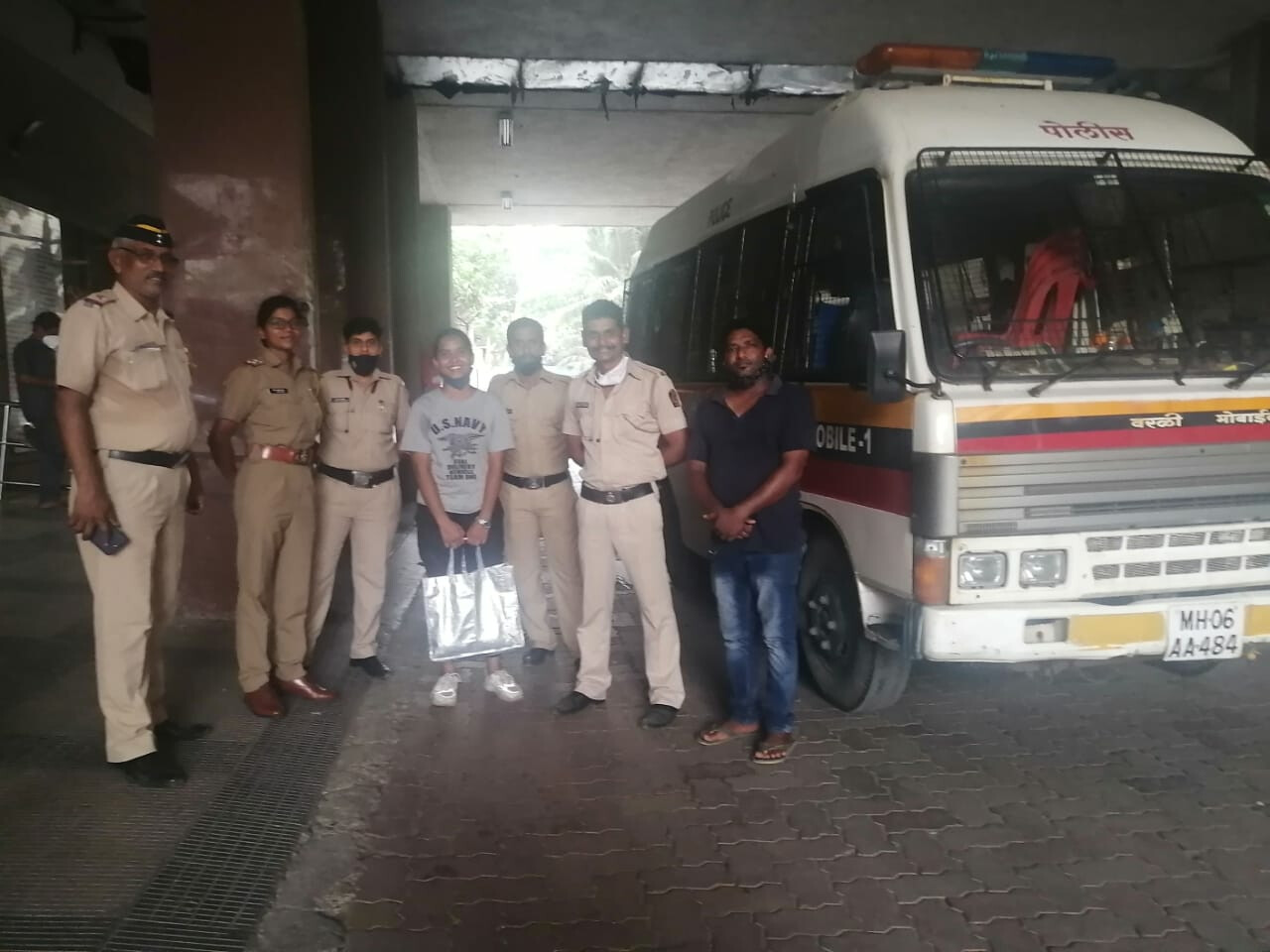 महिला पुलिस ने गर्भवती महिला की डिलीवरी पुलिस वैन में कराई