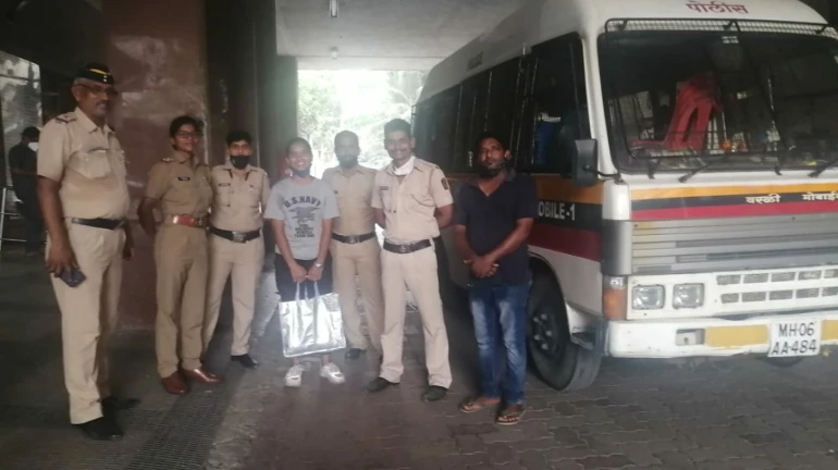 गर्भवती महिलेची वरळीत पोलिसांच्या गाडीतच प्रसुती गर्भवती महिलेची वरळीत पोलिसांच्या गाडीतच प्रसुती