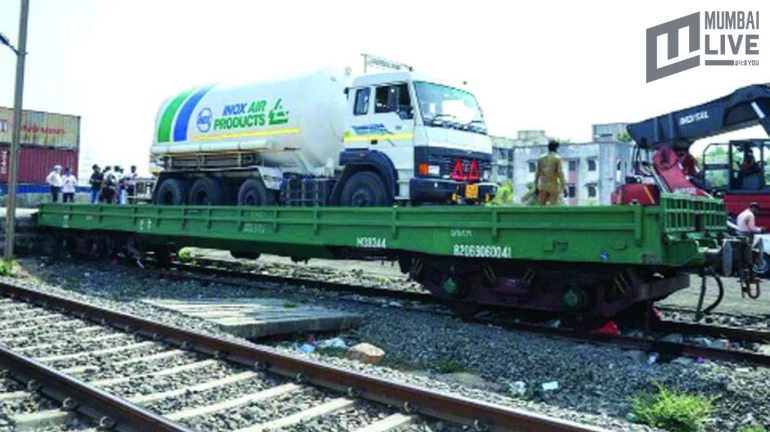 ऑक्सिजनचा तुटवडा भरून काढण्यासाठी 'ऑक्सिजन एक्स्प्रेस' ऑक्सिजनचा तुटवडा भरून काढण्यासाठी 'ऑक्सिजन एक्स्प्रेस'